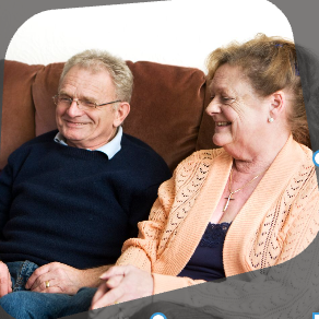 Kundenbewertung Junger Mann mit dunklem Haar, lächelnd in einer natürlichen Umgebung mit Gras und Bäumen.